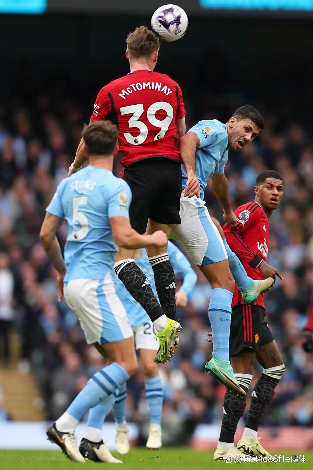 包含多特蒙德训练开放日，转会期回应争议引欢呼，英超在即，更衣室氛围转暖的词条